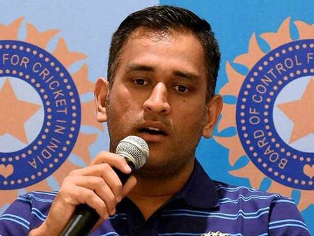 नोएडा के लोगों ने क्यों खोला धोनी के खिलाफ मोर्चा?