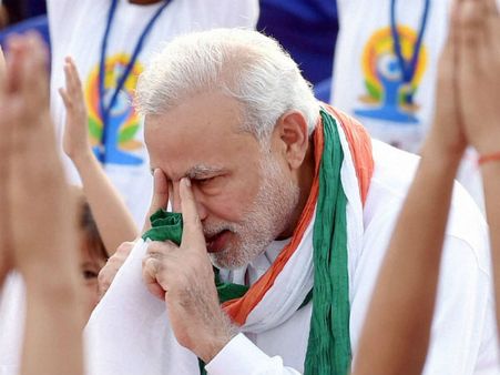 पीएम मोदी ने किया तिरंगे का अपमान! मामला कोर्ट तक पहुंचा