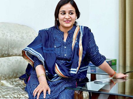 सीएम आदित्यनाथ से मिलने पहुंचे मुलायम की छोटी बहू और बेटा