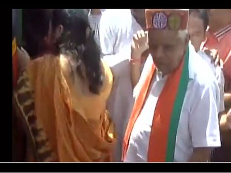 Video:भीड़ में महिला के साथ अश्लील हरकत करते पकड़े गए मंत्री बाबूलाल गौर