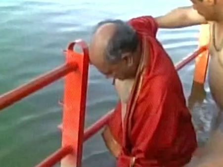 सिंहस्थ कुंभ 2016: कांग्रेस नेता दिग्विजय सिंह ने भी लगाई आस्था की डुबकी