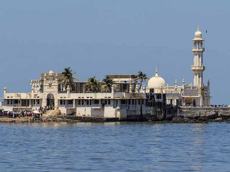 बॉम्बे हाई कोर्ट का ऐतिहासिक फैसला, हाजी अली दरगाह में महिलाओं को एंट्री, फिलहाल 6 हफ्ते के लिए रोक