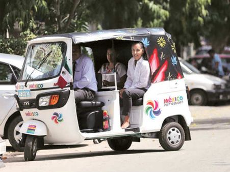 एक राजदूत जो सरकारी ड्राइवर वाले ऑटो रिक्‍शा में करता है सफर!