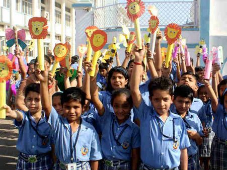 गर्मी से बेहाल दिल्ली, लेकिन बच्चों की सुध लेने वाला कोई नहीं