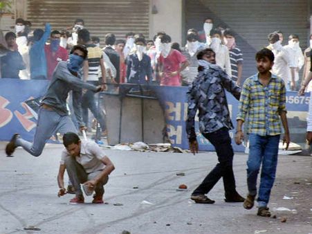 गुजरात के गृहमंत्री के ऑफिस में भड़की हिंसा, मेहसाना में लगा कर्फ्यू