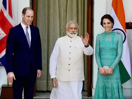 पीएम मोदी का तगड़ा हैंडशेक, प्रिंस विलियम के हाथ पर पड़े निशान
