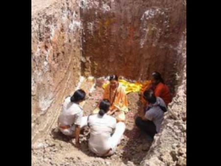 सिंहस्थ महाकुंभ 2016: प्रशासन से नाराज साध्वी ने लिया जिंदा समाधि का फैसला, मचा हड़कंप