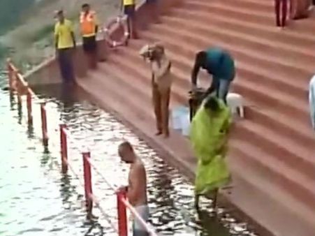 सिंहस्थ कुंभ 2016: पहले शाही स्नान में सीएम शिवराज सिंह ने भी पत्नी संग लगाई डुबकी