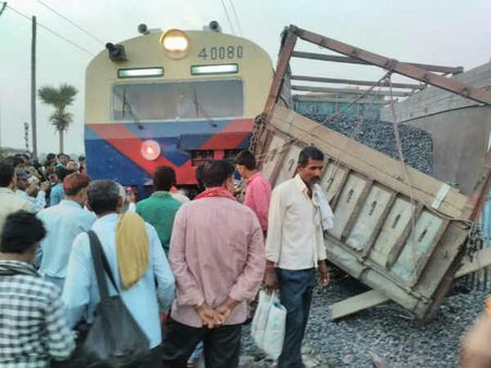 ट्रेन से टकराया ट्रक बाल-बाल बची सैकड़ों जिंदगियां