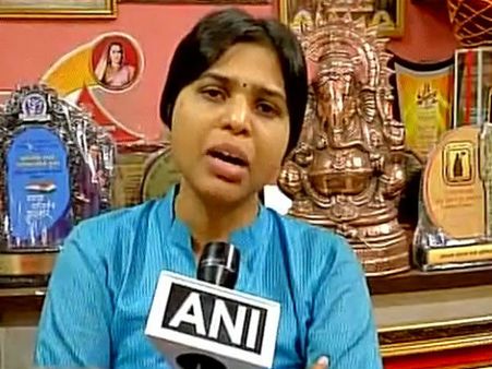 तृप्ति के हाजी अली दरगाह जाने पर बवाल, देसाई ने की तीनों खानों से अपील