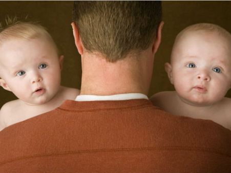 पैदा हुए जुड़वा बच्चे, लेकिन उम्र में 2 साल का अंतर