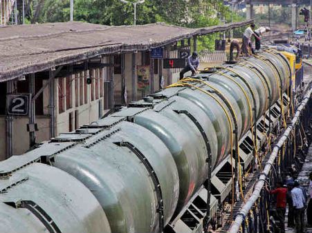 पाइप से बियर सप्लाई की जा सकती है, तो पानी के लिये ट्रेन क्यों?