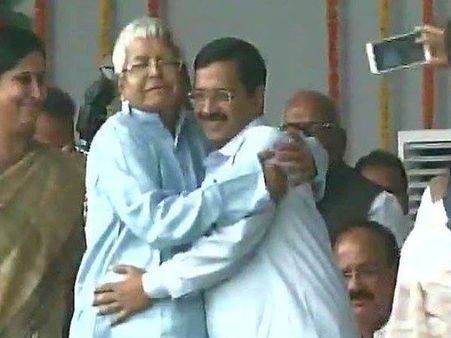केजरीवाल कोई हिरोइन थोड़े ही हैं जो जबरदस्ती गले लगाऊं: लालू यादव
