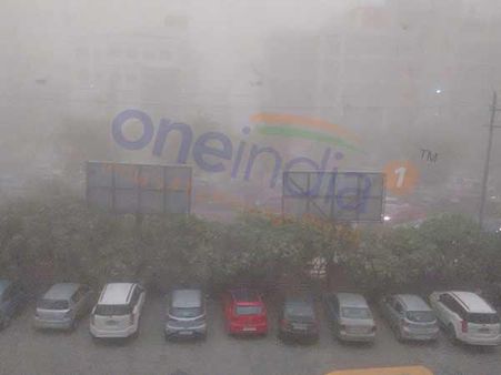 PICS: दिल्‍ली-NCR में बदला मौसम का मिजाज़, तेज ह‍वा से गर्मी में राहत