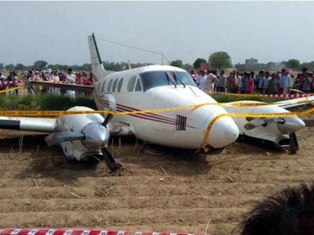 PICS: दिल्ली के नजफगढ़ में पटना से आ रही एयर एंबुलेंस की क्रैश लैंडिंग