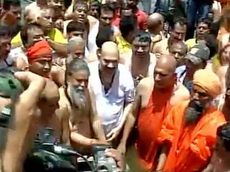 सिंहस्थ कुंभ 2016 : अमित शाह ने लगाई क्षिप्रा में डुबकी, देखें तस्वीरें