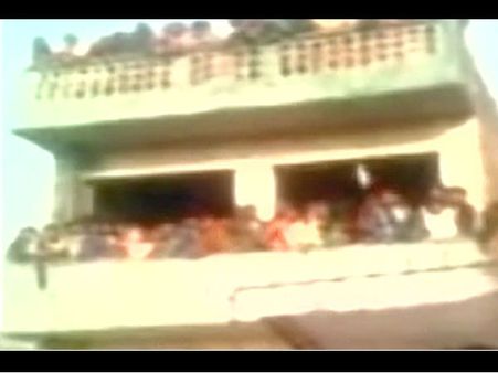 Video: बारात देखने की धुन में छज्जा समेत नीचे गिर गई महिलाएं