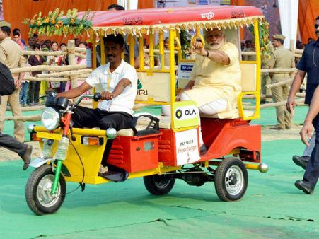 दिल्लीवाले अब उबर ऐप से ई-रिक्शा भी बुक कर सकेंगे, 26 मेट्रो स्टेशनों पर तैनात हुए 100 वाहन