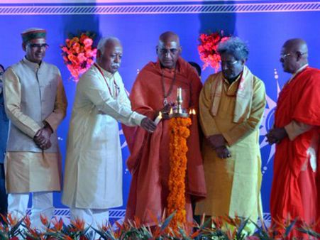 भारत में जन्म लेने वालों की होती हैं दो मां: भागवत