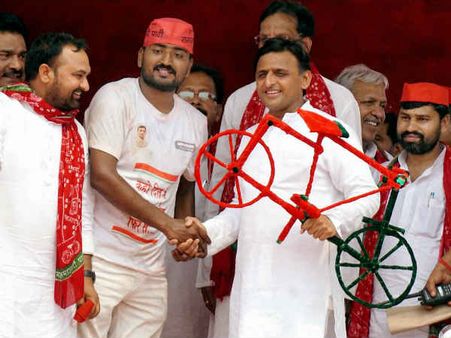 उपचुनावों में जीत ने बढ़ाया सपा कार्यकर्ताओं का मनोबल