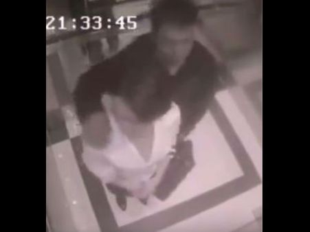 Video:चलती लिफ्ट में लड़की को छेड़ना पड़ा महंगा, लड़की ने सिखाया सबक