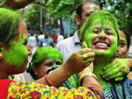 ममता-अम्मा रिटर्न्स, असम में कमल, देखें जश्न की तस्वीरें