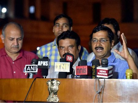   AAP की आपात बैठक, केजरीवाल ने पीएम पर साधा निशाना, कहा मोदी को आप से लगता है डर 