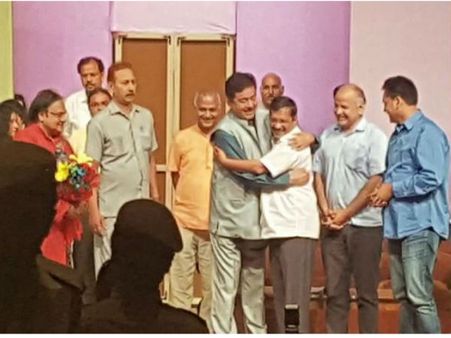  BJP-AAP में आर-पार, लेकिन केजरीवाल के गले मिले शत्रुघ्न, बताया छोटा भाई 