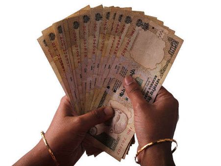 टोटका: अगर चाहिए पैसा और मान तो कीजिये झाड़ू का सम्मान