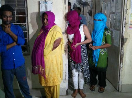ऑनलाइन चल रहा था जिस्म का कारोबार, कस्टमर संग गिरफ्तार हुईं 2 कॉलगर्ल्स