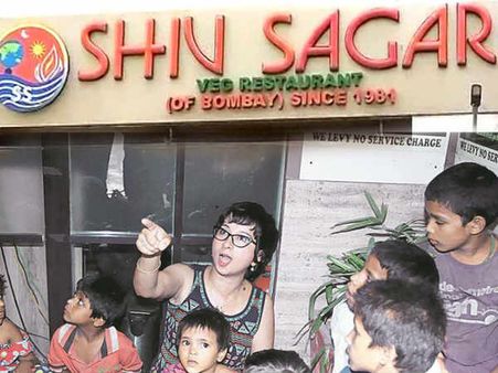 दिल्ली के 'दिल' में गरीबों की नो एंट्री, रेस्तरां ने खाना देने से किया मना