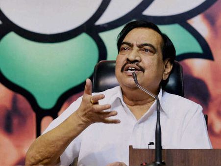 दाऊद कनेक्शन और जमीन घोटाले के आरोप में फंसे मंत्री एकनाथ खडसे का इस्तीफा