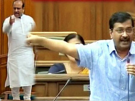 शीला दीक्षित को गिरफ्तार करवाएं या फिर मूंछ मुंडवा लें विजेंद्र गुप्ता: केजरीवाल
