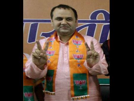 CM आवास के सामने भूख हड़ताल पर बैठे केजरीवाल को बहस की चुनौती देने वाले महेश गिरि