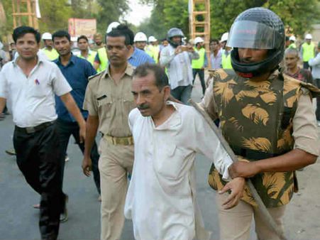 जानिये कैसे चलता था जवाहर बाग में पागलपन का खेल