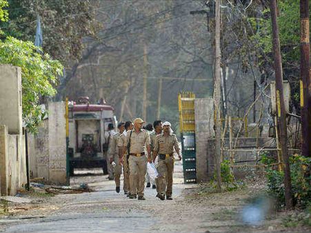 मथुरा हिंसा के बाद डीएम और एसएसपी का किया गया ट्रांसफर