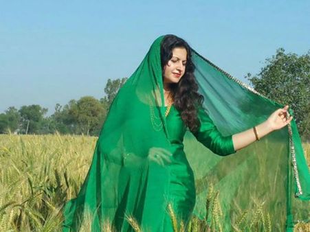 मिलिए बीजेपी की ग्लैमरस महिला नेता से, जो अब एक्टिंग में दिखाएंगी कमाल