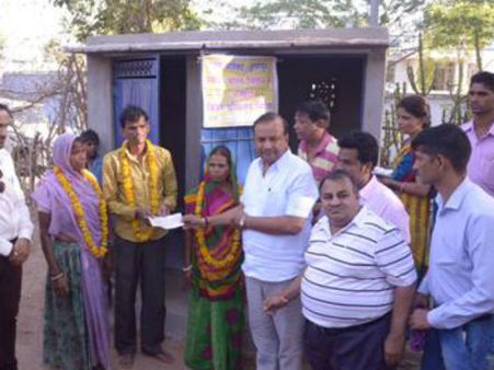 बकरी बेचकर और पायल गिरवी रख बनाया शौचालय