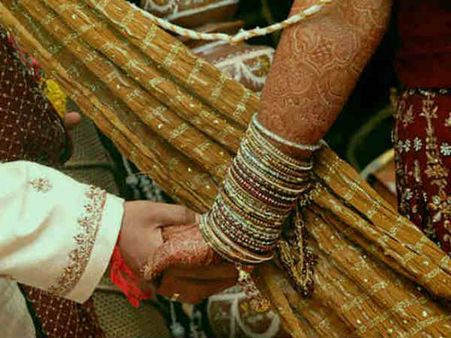 आखिर शादी के बाद लड़की को ही क्यों छोड़ना पड़ता है घर?