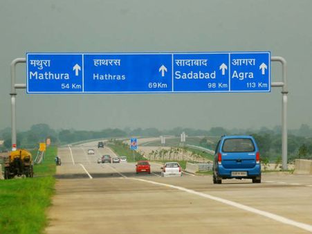 यमुना एक्सप्रेस वे चलना हुआ महंगा, 13 फीसदी बढ़ा टोल टैक्स