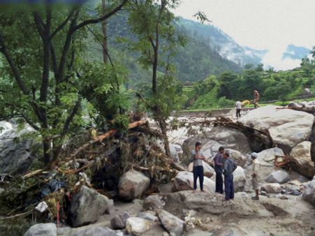 बाढ़ के कारण उत्तराखंड बेहाल, अब तक कई मौत, कई बेघर