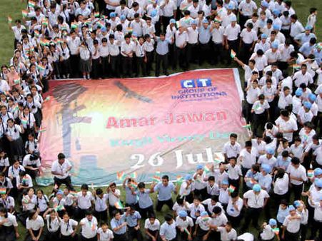 कारगिल युद्ध के 17 वर्ष पूरे होने पर देश कर रहा वीरों को सलाम