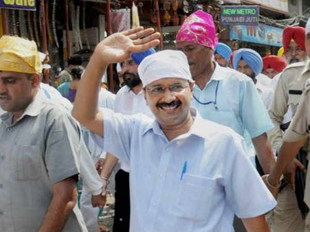 VIDEO: वाह रे केजरीवाल! स्‍वर्ण मंदिर में साफ बर्तनों को ही साफ कर किया 'पश्चाताप', विवाद