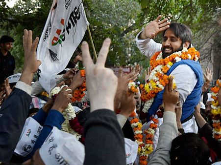 महिलाओं से बदसलूकी के आरोप में AAP विधायक अमानतुल्ला गिरफ्तार, मोदी पर बसरे केजरीवाल