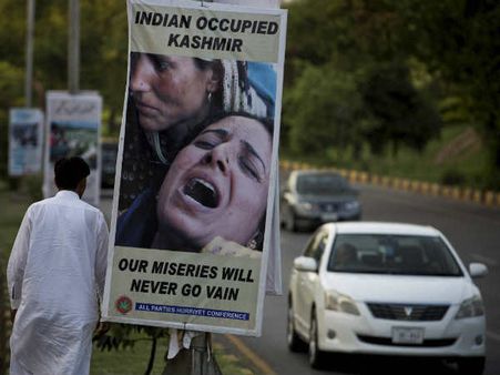 हाफिज सईद और नवाज शरीफ की अपील पर 'ब्‍लैक डे', इस्‍लामाबाद में हुर्रियत के पोस्‍टर्स