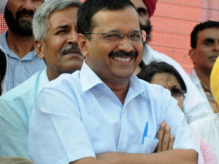   केजरीवाल ने गाय के कार्टून से ट्विटर पर उड़ाया ‘गुजरात मॉडल’ का मजाक