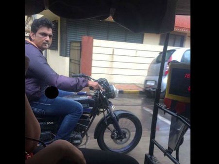 लड़की को देखकर बाइक सवार ने की गंदी हरकत, ट्विटर ने कराया गिरफ्तार