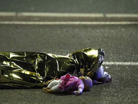 नीस की सड़क पर पिन की तरह उड़ रही थीं डेडबॉडीज!