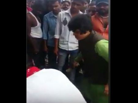 तृप्ति देसाई ने सरेआम युवक की चप्पल से पिटाई, वीडियो हुआ वायरल