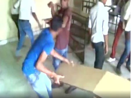 Video:टूर हुआ कैंसिल तो छात्रों ने किया हंगामा, शिक्षकों को बंधक बनाकर स्कूल में की तोड़फोड़